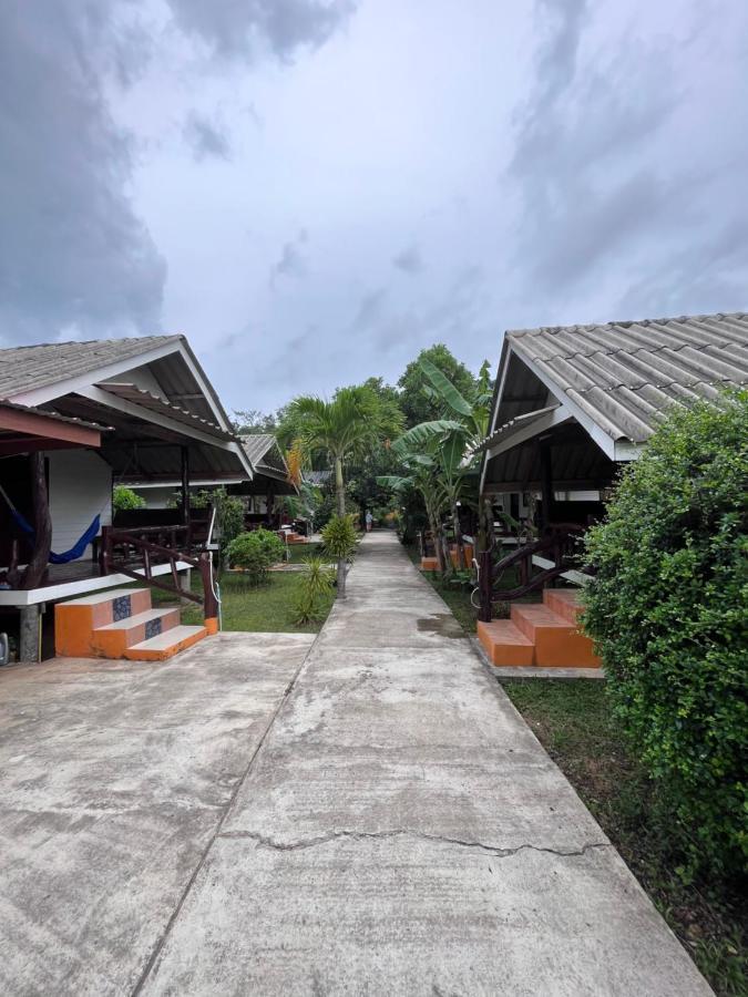 Pyramid Bungalow Hotel Ban Laem Sai Exterior photo